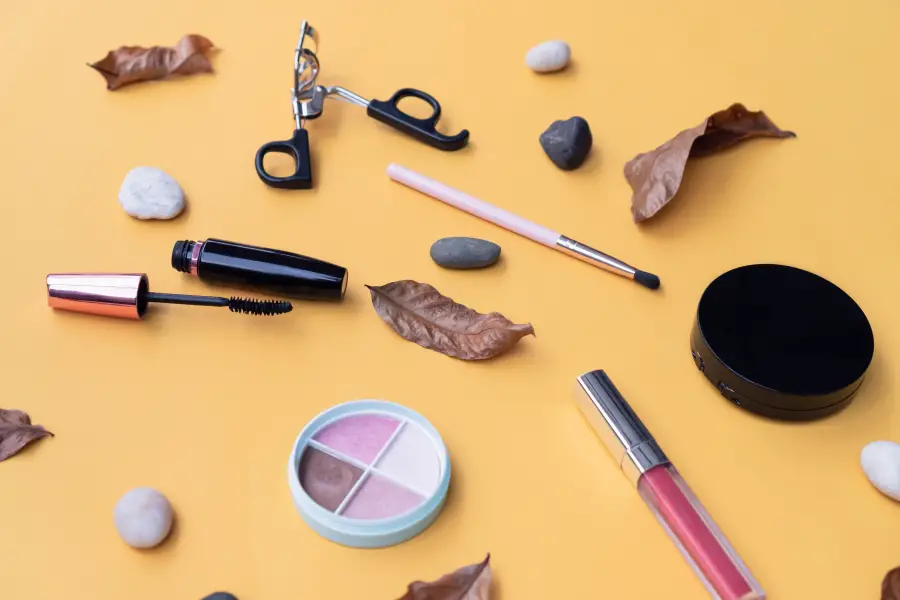6 Makeup Tricks for Looking Au Natural